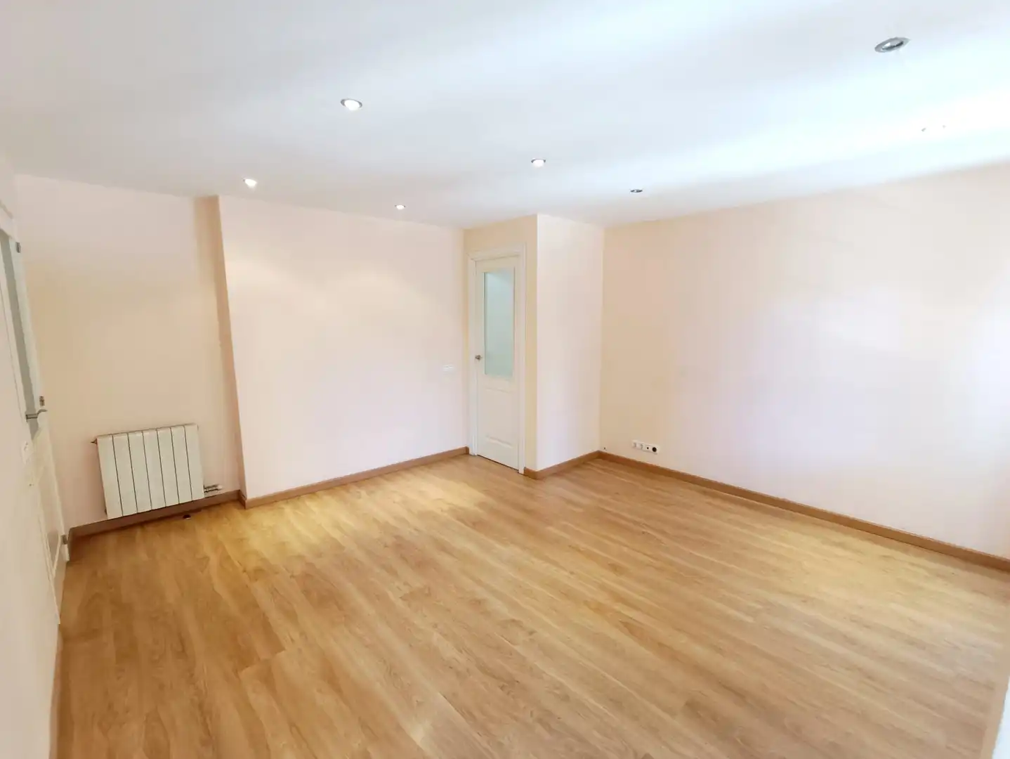 Wohnzimmer von Erdgeschoss zum Verkauf in Badalona mit Heizung, Parkett und Balkon