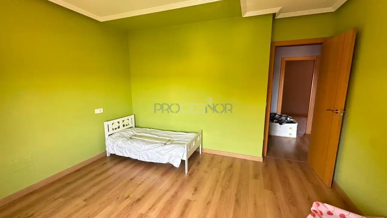Dormitori de Casa adosada en venda en Onzonilla amb Calefacció, Jardí privat i Terrassa