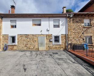 Vista exterior de Casa o xalet en venda en Campoo de Enmedio amb Terrassa i Traster