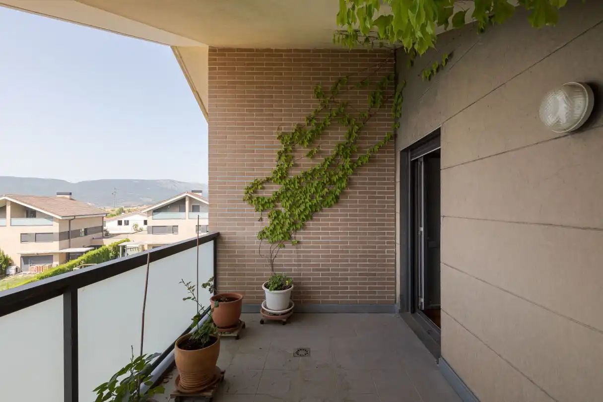 Terrasse von Einfamilien-Reihenhaus zum Verkauf in Iza / Itza mit Heizung, Privatgarten und Terrasse