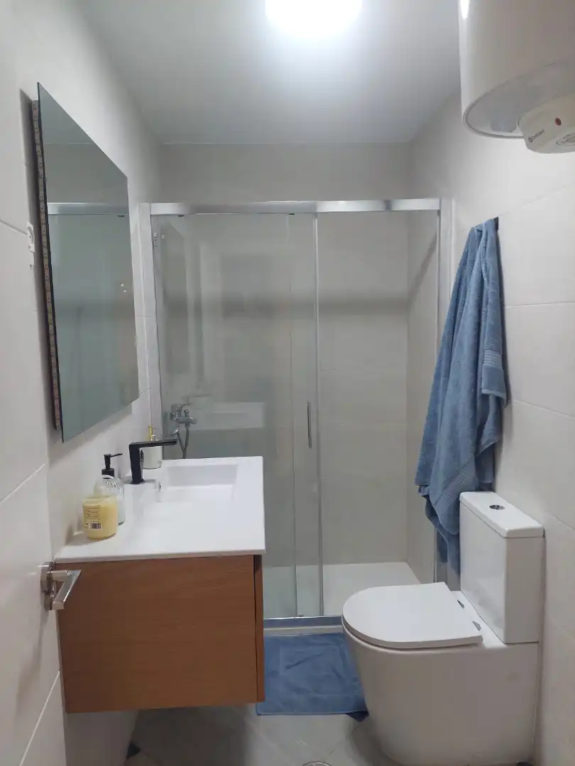 Bany de Apartament de lloguer en Córdoba amb Aire condicionat, Calefacció i Moblat