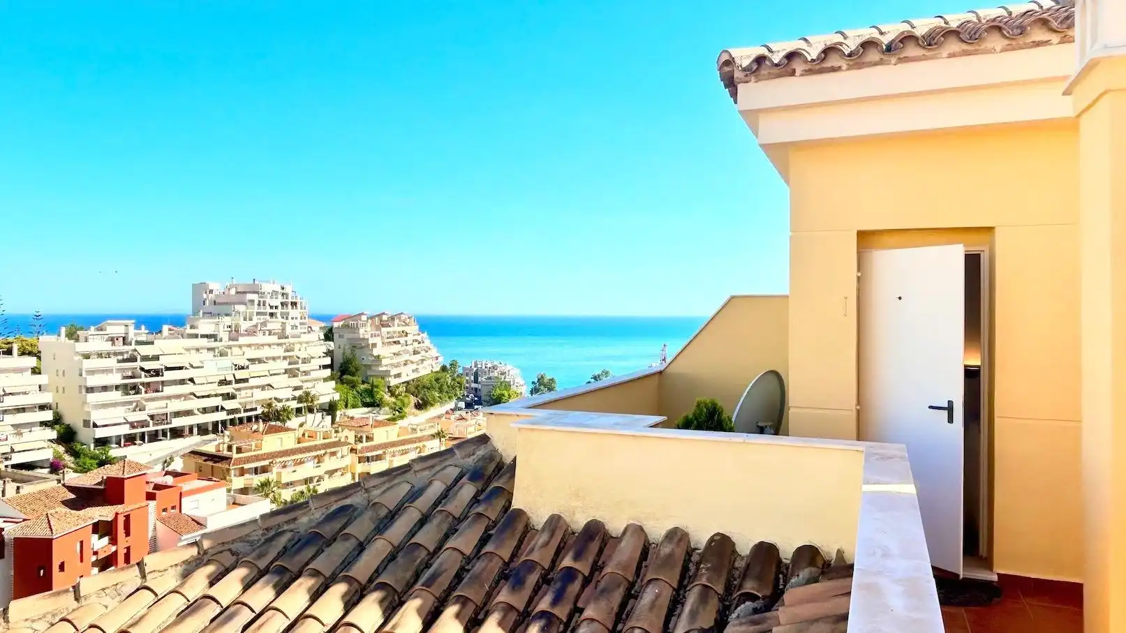Vista exterior de Ático en venta en Benalmádena con Aire acondicionado, Calefacción y Terraza