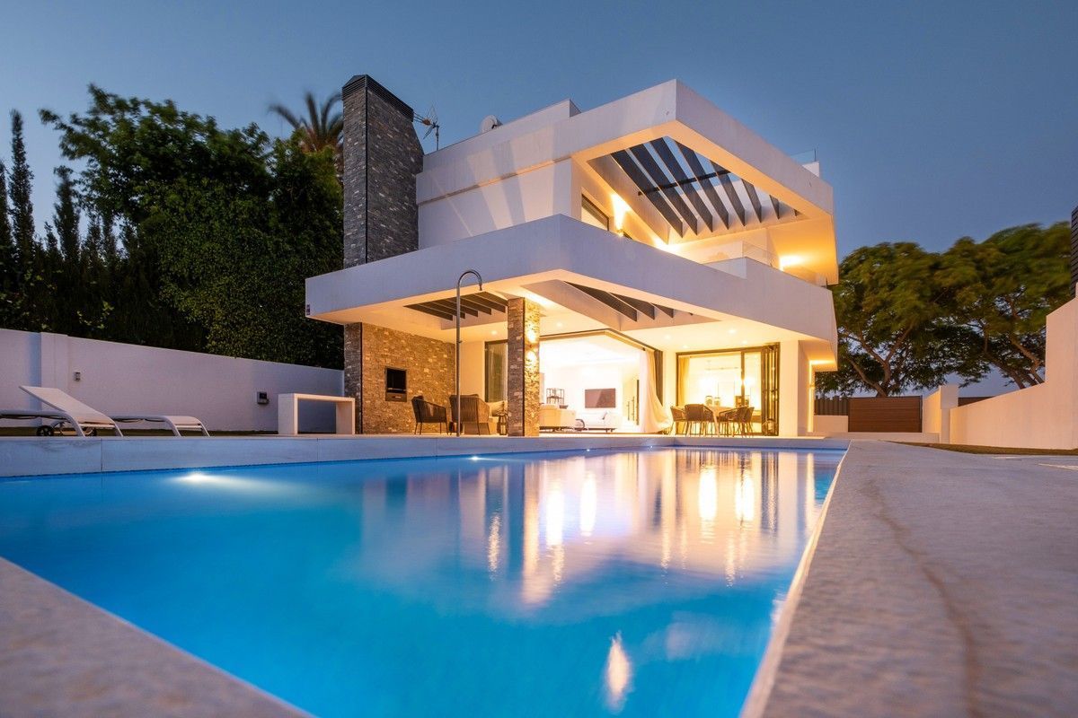 Piscina de Casa o xalet en venda en Marbella amb Aire condicionat, Calefacció i Jardí privat