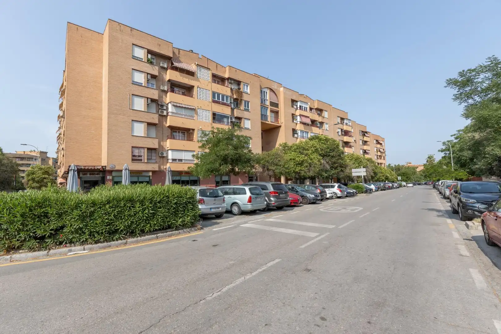 Vista exterior de Pis en venda en Granada amb Aire condicionat, Balcó i Piscina comunitària