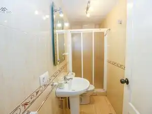 Badezimmer von Erdgeschoss zur Miete in Almuñécar mit Klimaanlage, Terrasse und Möbliert