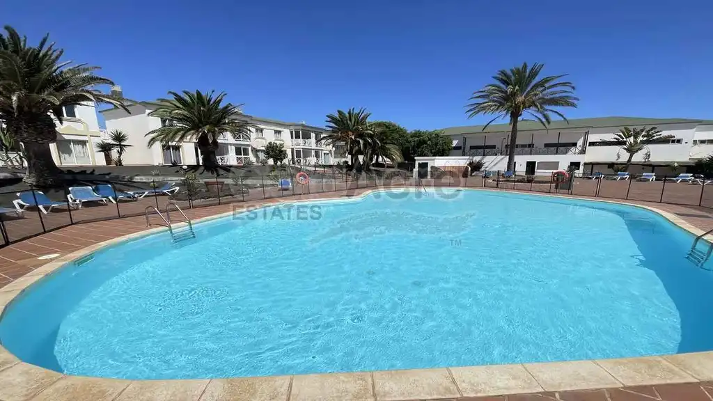 Piscina de Apartament en venda en La Oliva