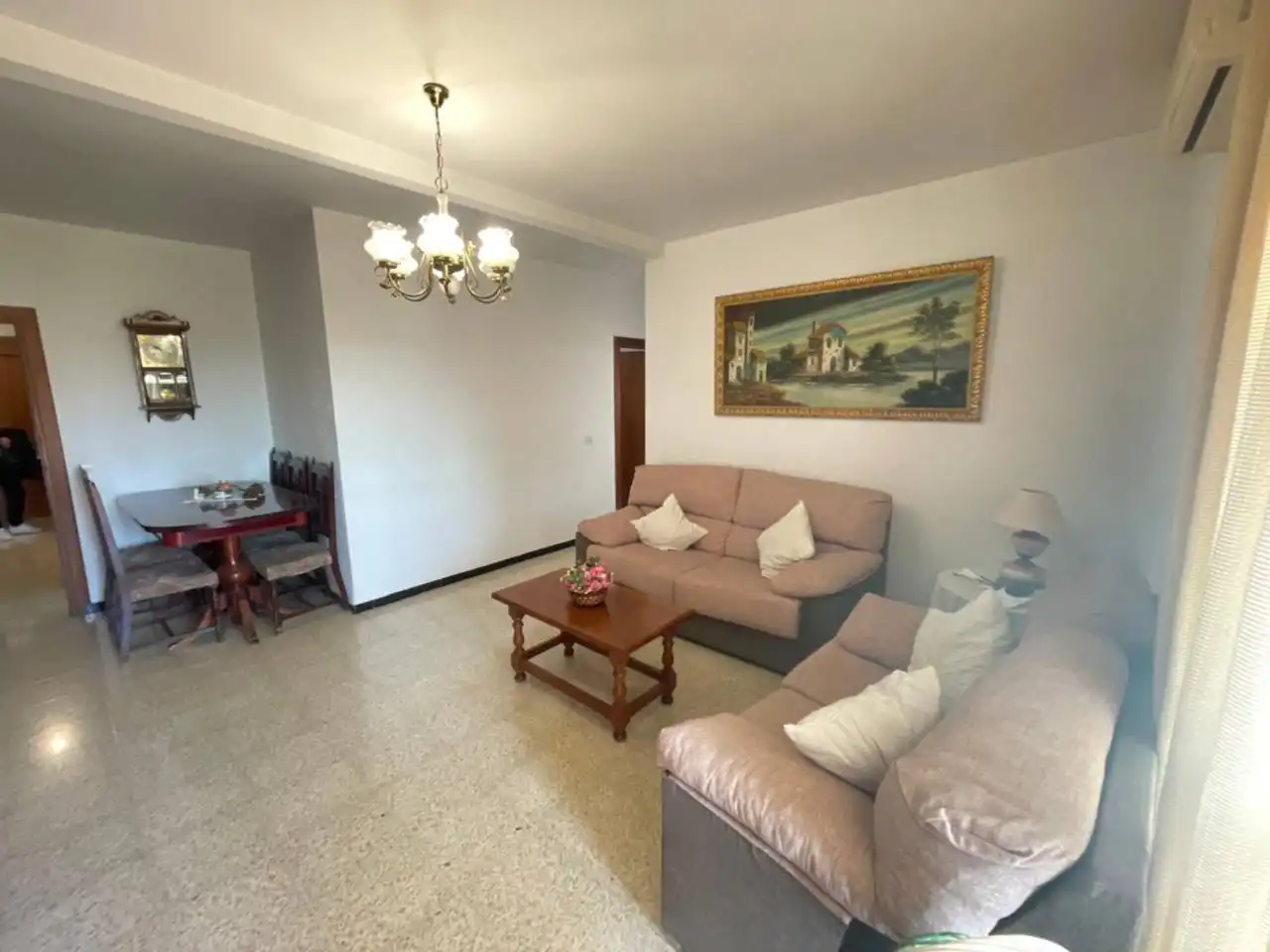Sala d'estar de Pis en venda en Estepona amb Aire condicionat, Terrassa i Moblat