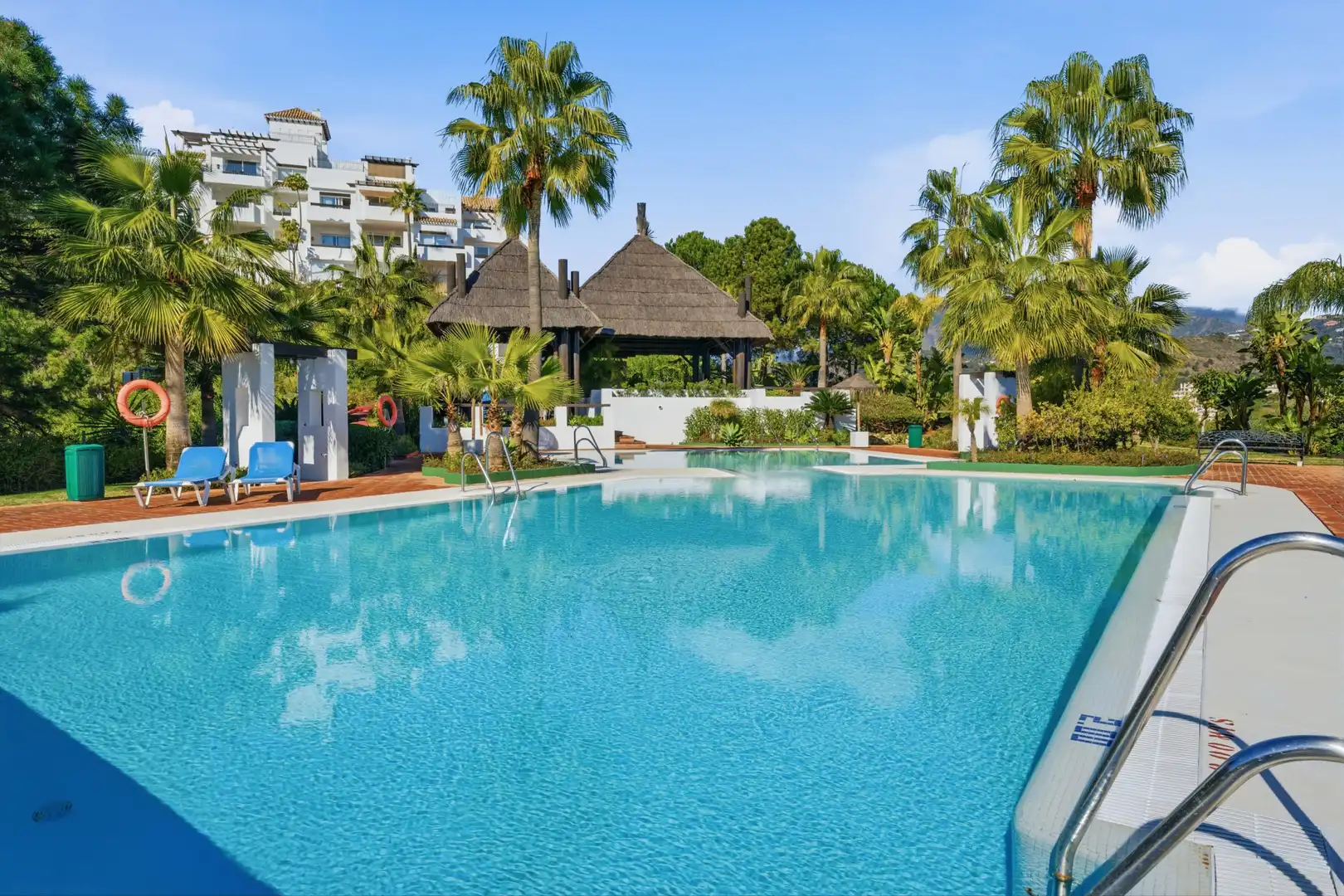 Außenansicht von Wohnungen zur Miete in Benahavís mit Klimaanlage, Terrasse und Schwimmbad