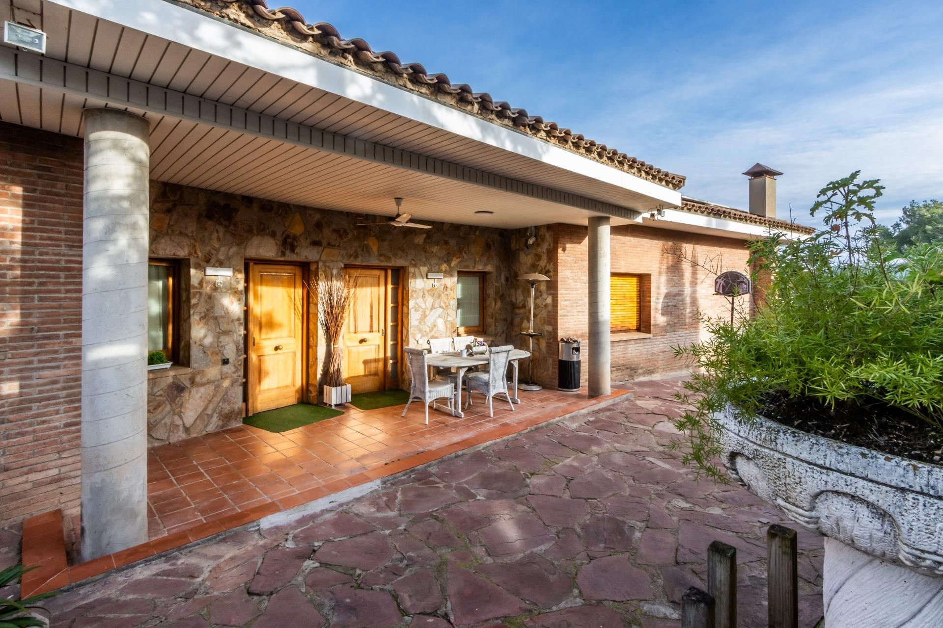 Jardí de Casa o xalet en venda en Castellar del Vallès amb Jardí privat, Terrassa i Piscina