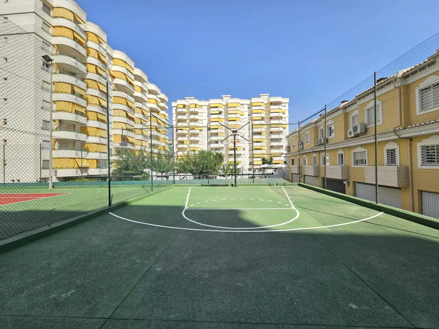 Vista exterior de Casa adosada en venda en Gandia amb Aire condicionat, Jardí privat i Terrassa