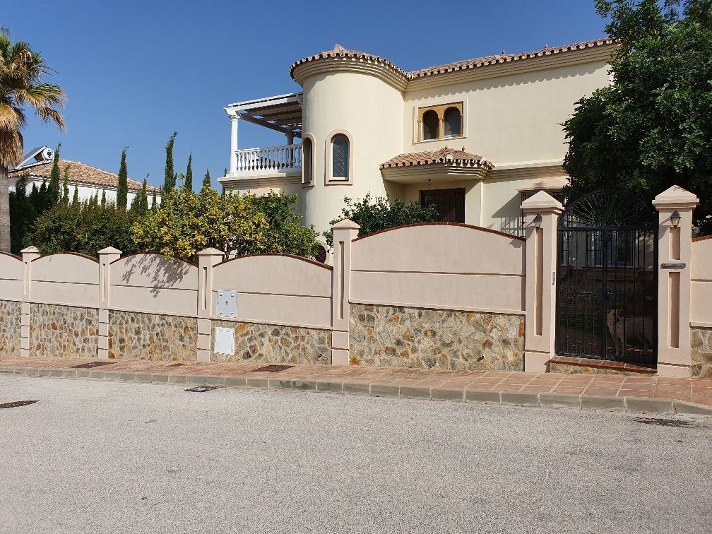 Vista exterior de Casa o xalet en venda en Mijas amb Aire condicionat, Calefacció i Jardí privat