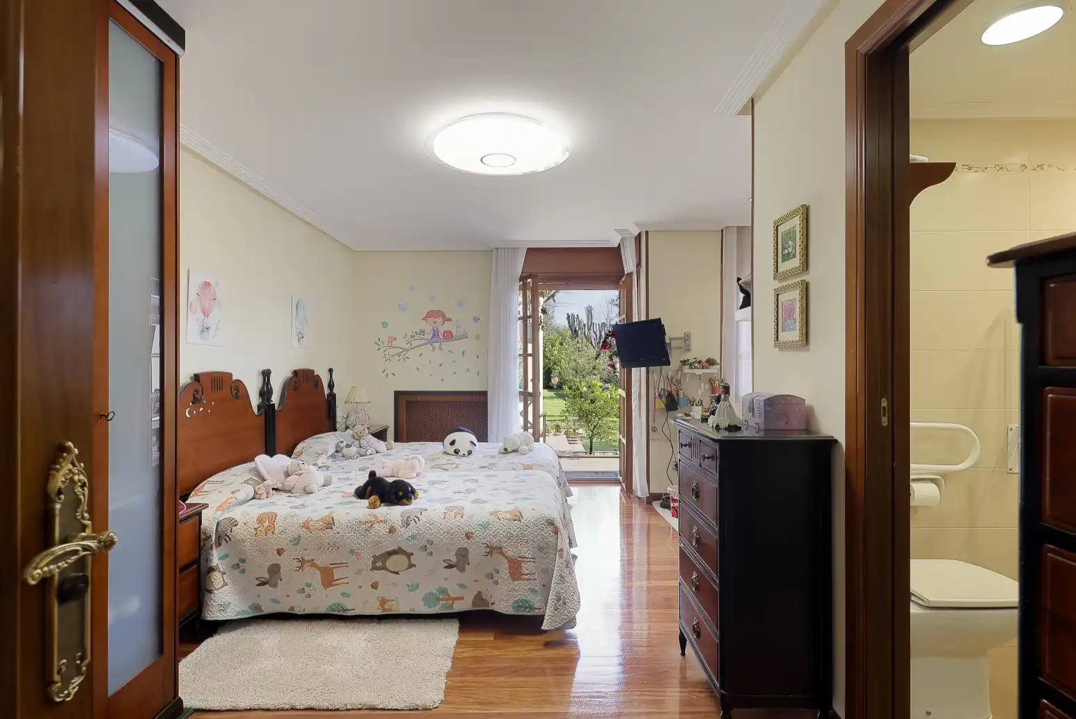 Dormitori de Casa o xalet en venda en Gijón  amb Calefacció, Jardí privat i Parquet