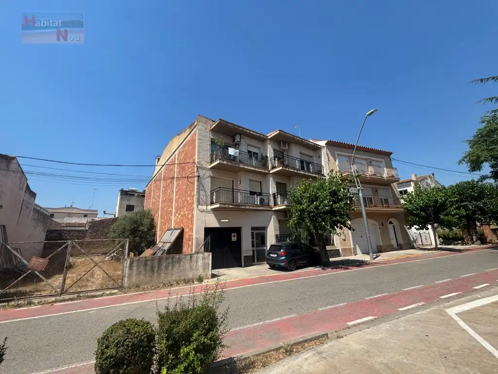 Exterior view of Flat for sale in La Bisbal del Penedès  with Air Conditioner and Oven