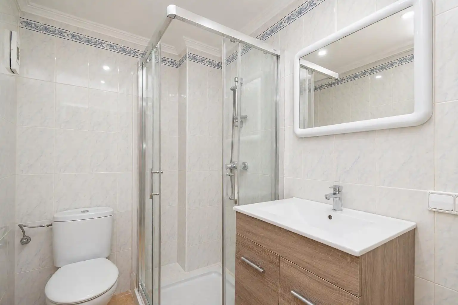 Bathroom of Flat for sale in Alcúdia  with Air Conditioner, Terrace and Storage room