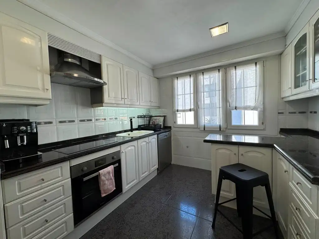 Cocina de Piso en venta en Gijón  con Calefacción, Parquet y Horno