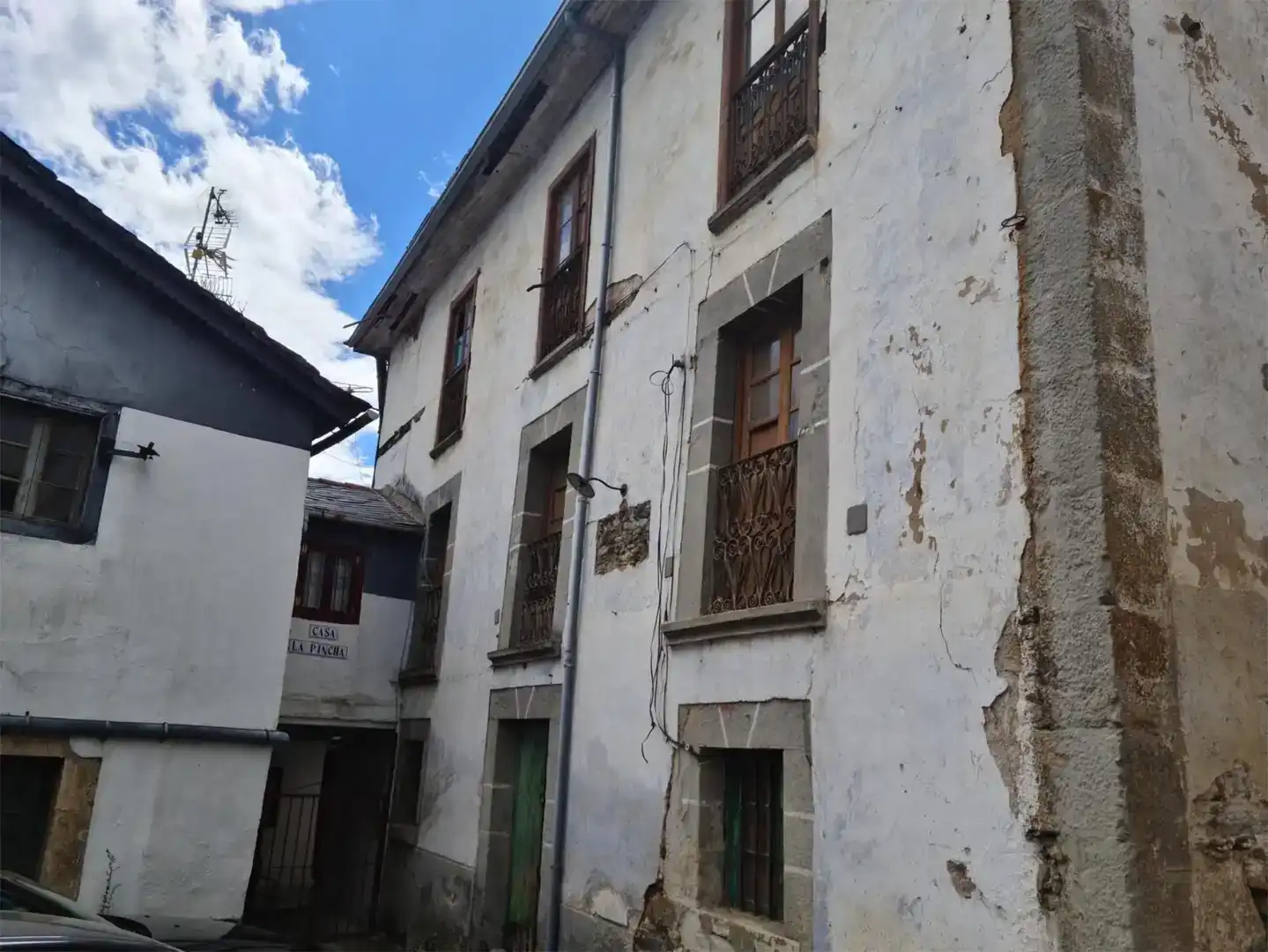 Vista exterior de Casa adosada en venda en Tineo amb Balcó