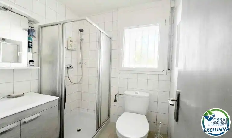 Bany de Casa adosada en venda en Empuriabrava amb Jardí privat i Moblat