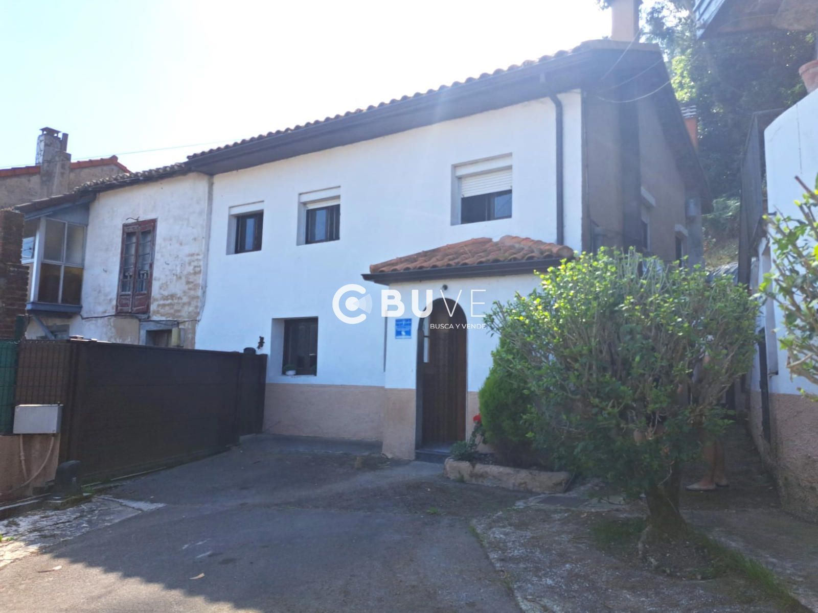 Vista exterior de Casa adosada en venda en Pravia amb Calefacció, Jardí privat i Traster