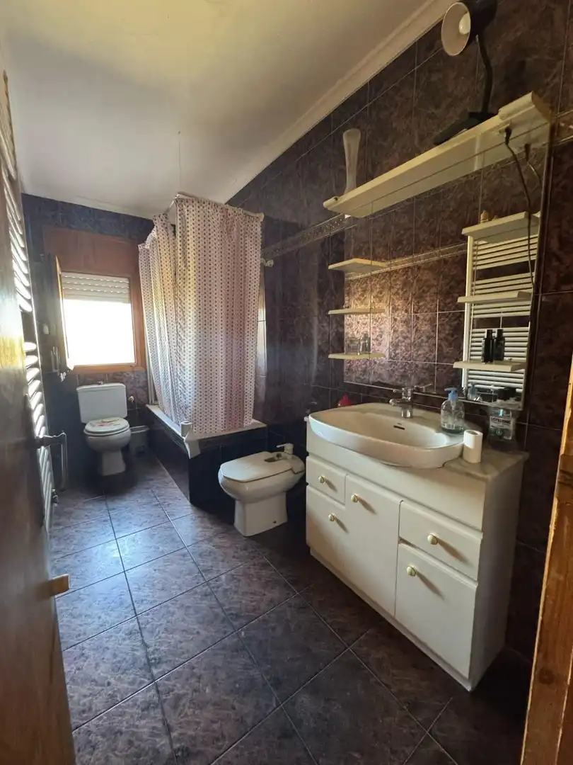 Bany de Casa adosada en venda en Alcañiz amb Terrassa, Traster i Piscina comunitària