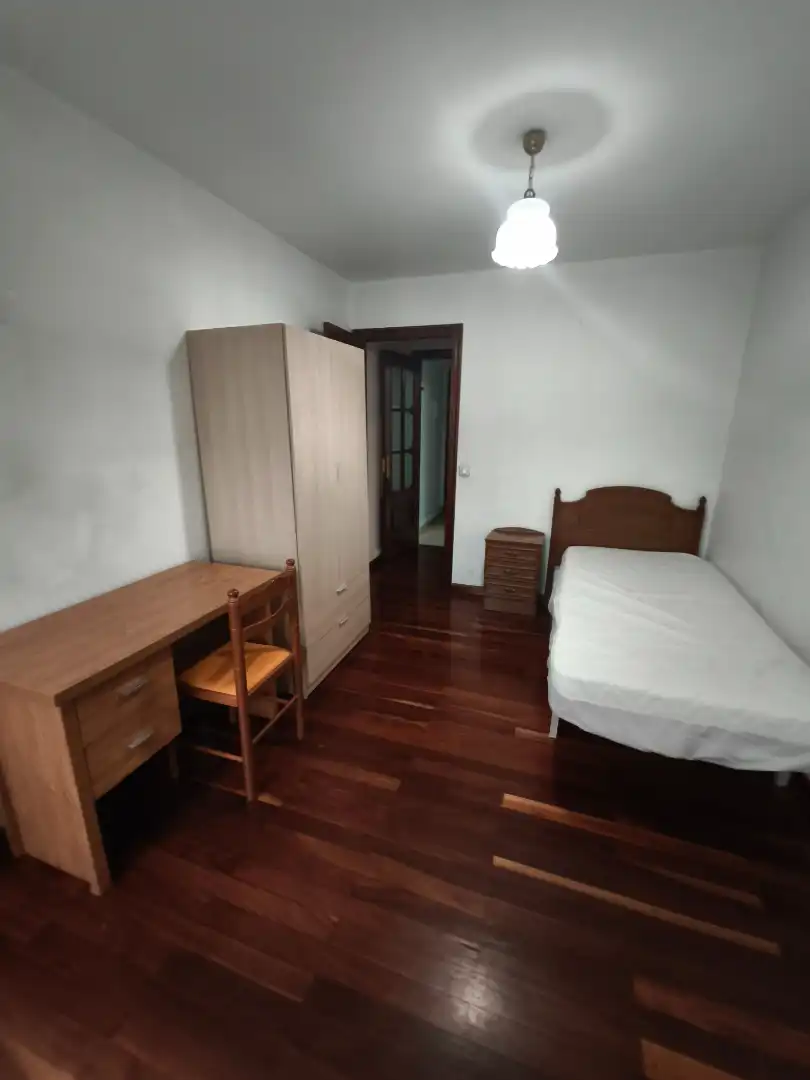 Bedroom of Flat for rent in Santiago de Compostela   with Heating, Parquet flooring and Furnished