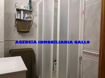 Bathroom of Flat for sale in  Sevilla Capital  with Air Conditioner and Storage room