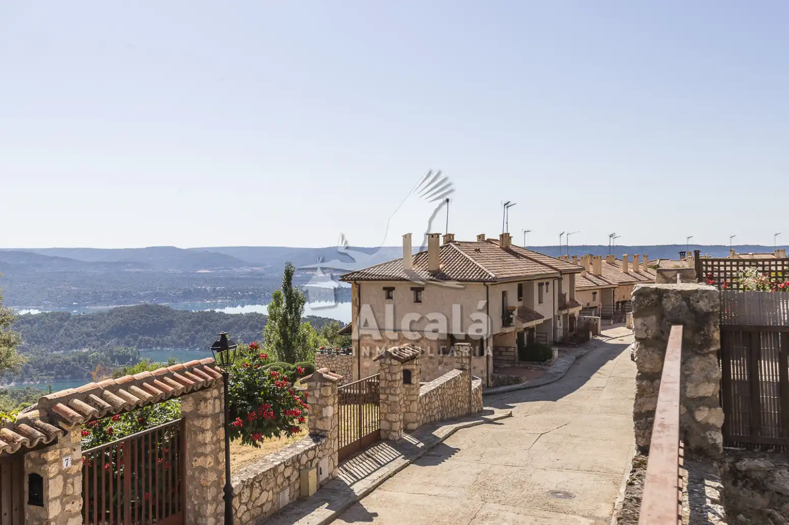 Vista exterior de Casa adosada en venda en Alocén amb Calefacció