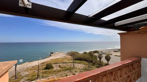 Ático en Primera Línea de Playa en Torrox Costa: ¡Vistas al Mar y Comodidad Total!