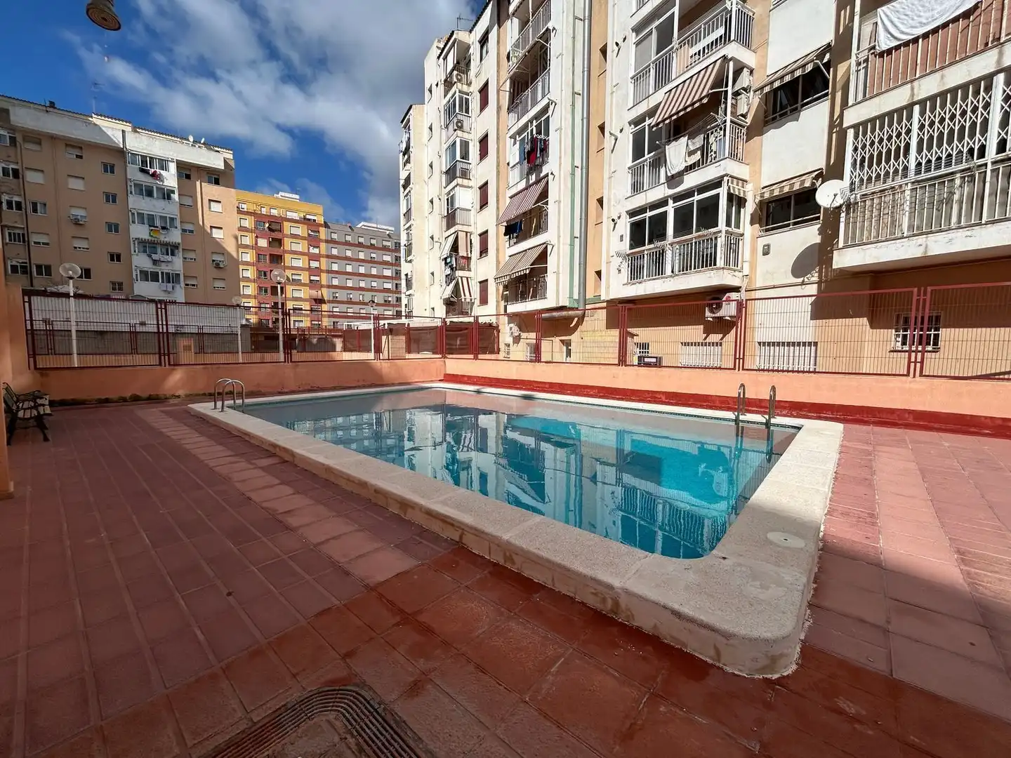 Piscina de Pis en venda en Castellón de la Plana / Castelló de la Plana amb Calefacció, Traster i Alarma