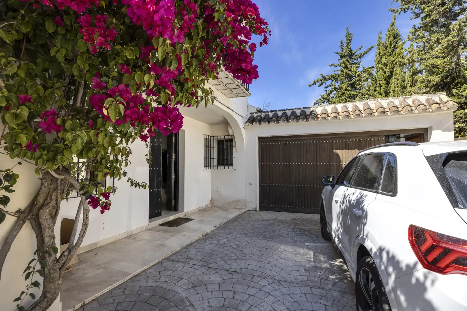 Vista exterior de Casa o xalet en venda en Estepona amb Aire condicionat, Jardí privat i Terrassa