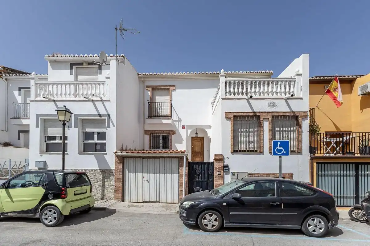 Vista exterior de Casa adosada en venta en Huétor Vega con Terraza