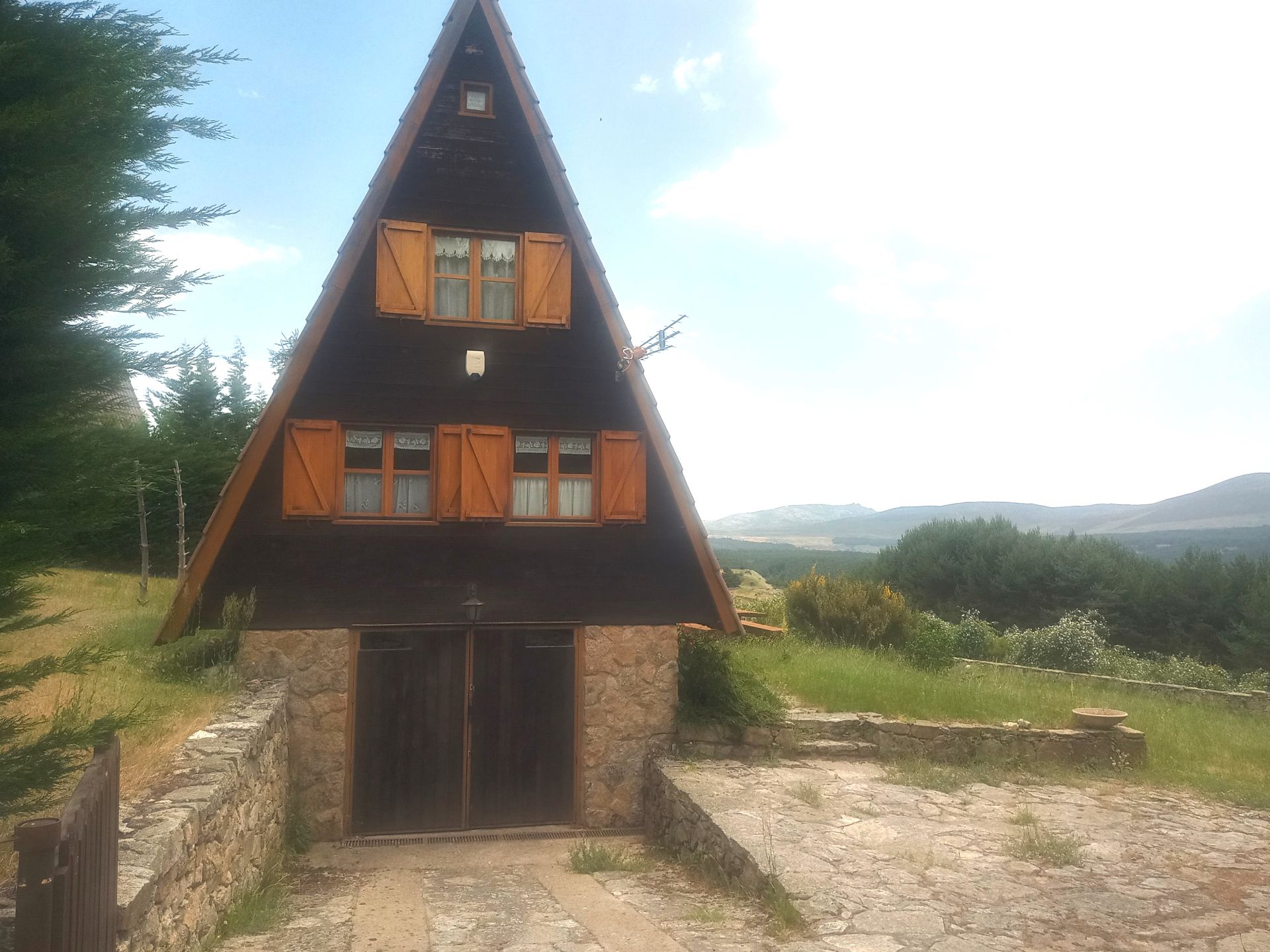 Exterior view of House or chalet for sale in Hoyos del Espino  with Heating, Private garden and Terrace