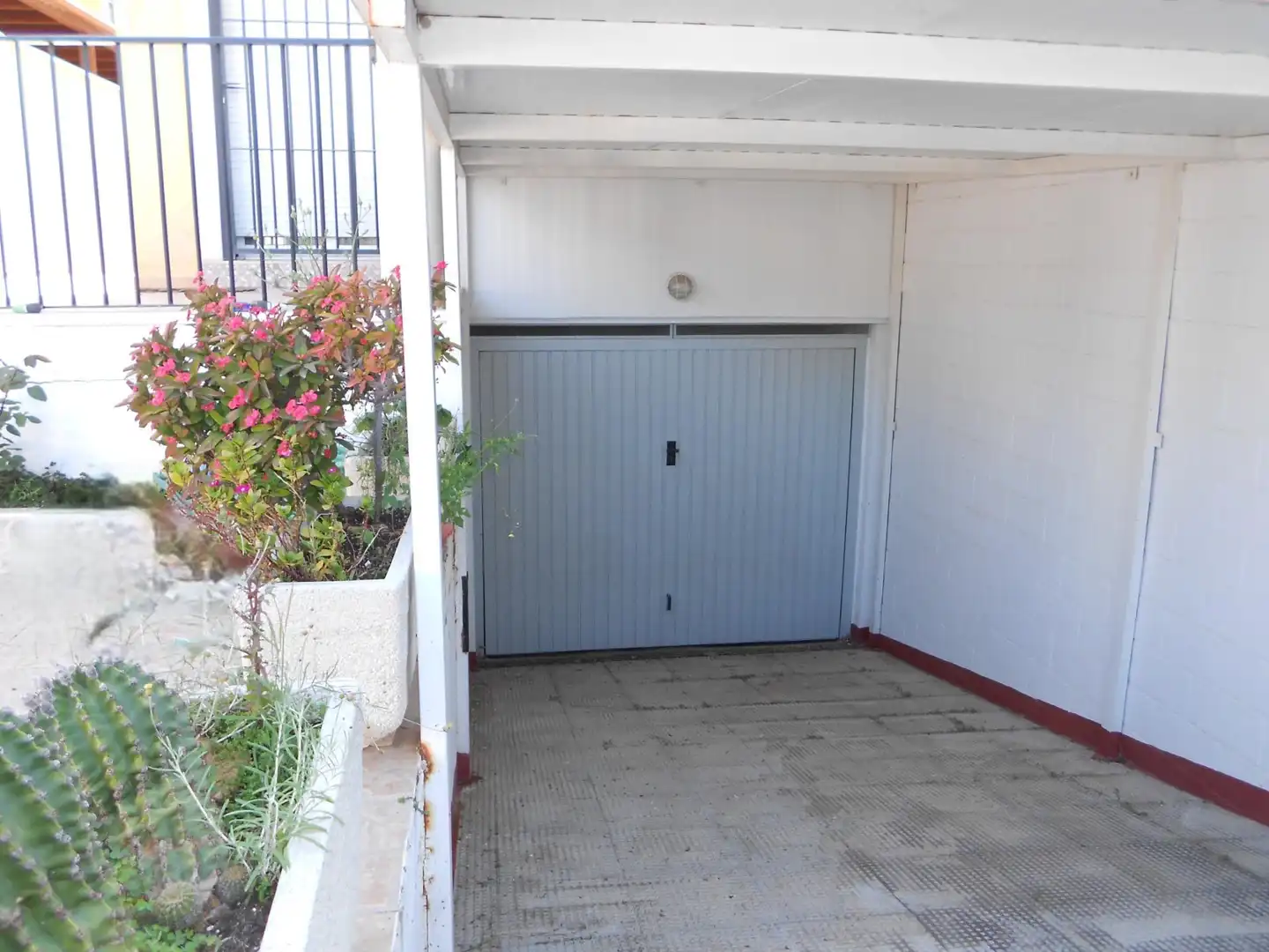 Parkplatz von Einfamilien-Reihenhaus zum Verkauf in Murcia mit Klimaanlage, Heizung und Privatgarten