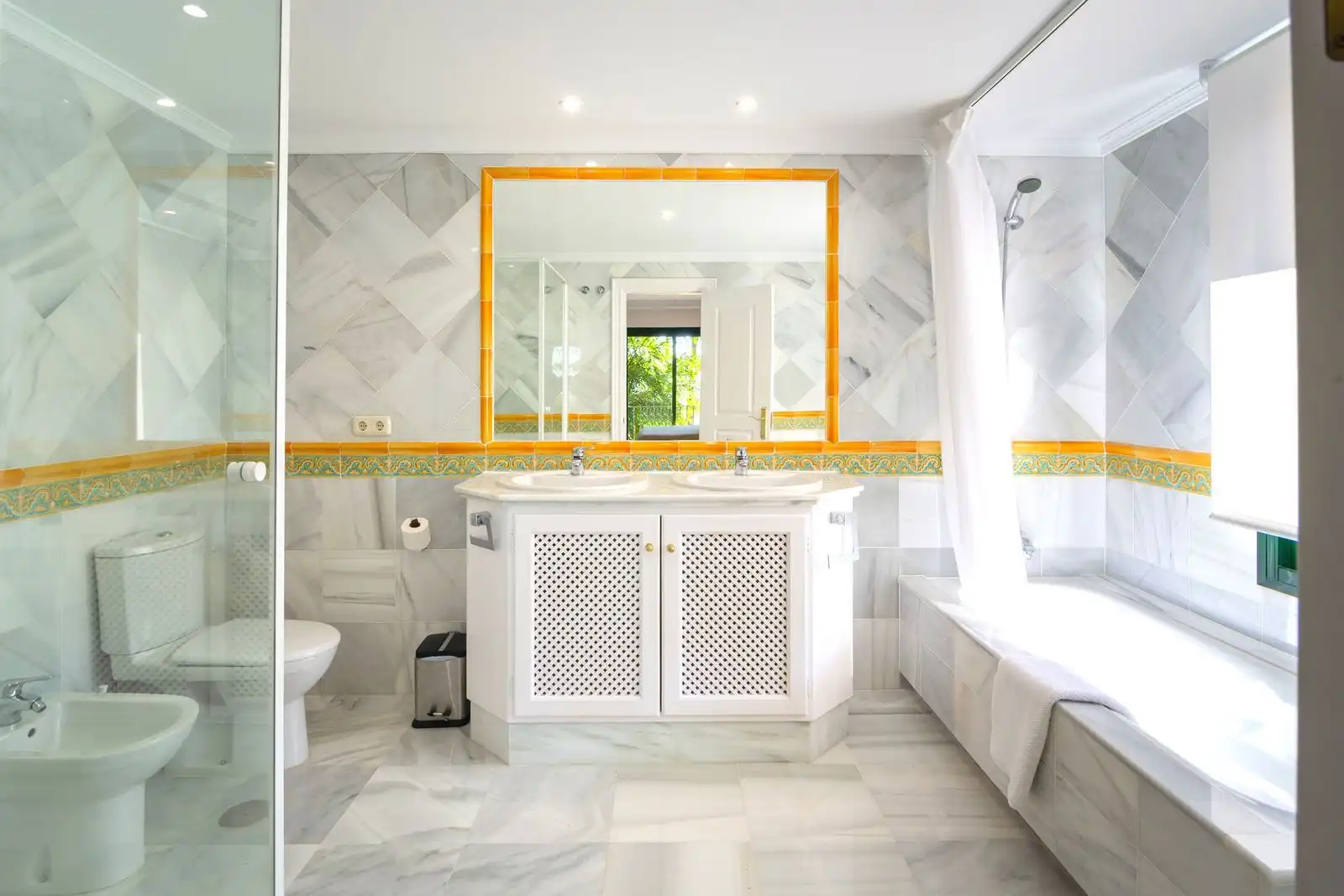 Baño de Apartamento en venta en Benahavís con Terraza, Amueblado y Piscina comunitaria