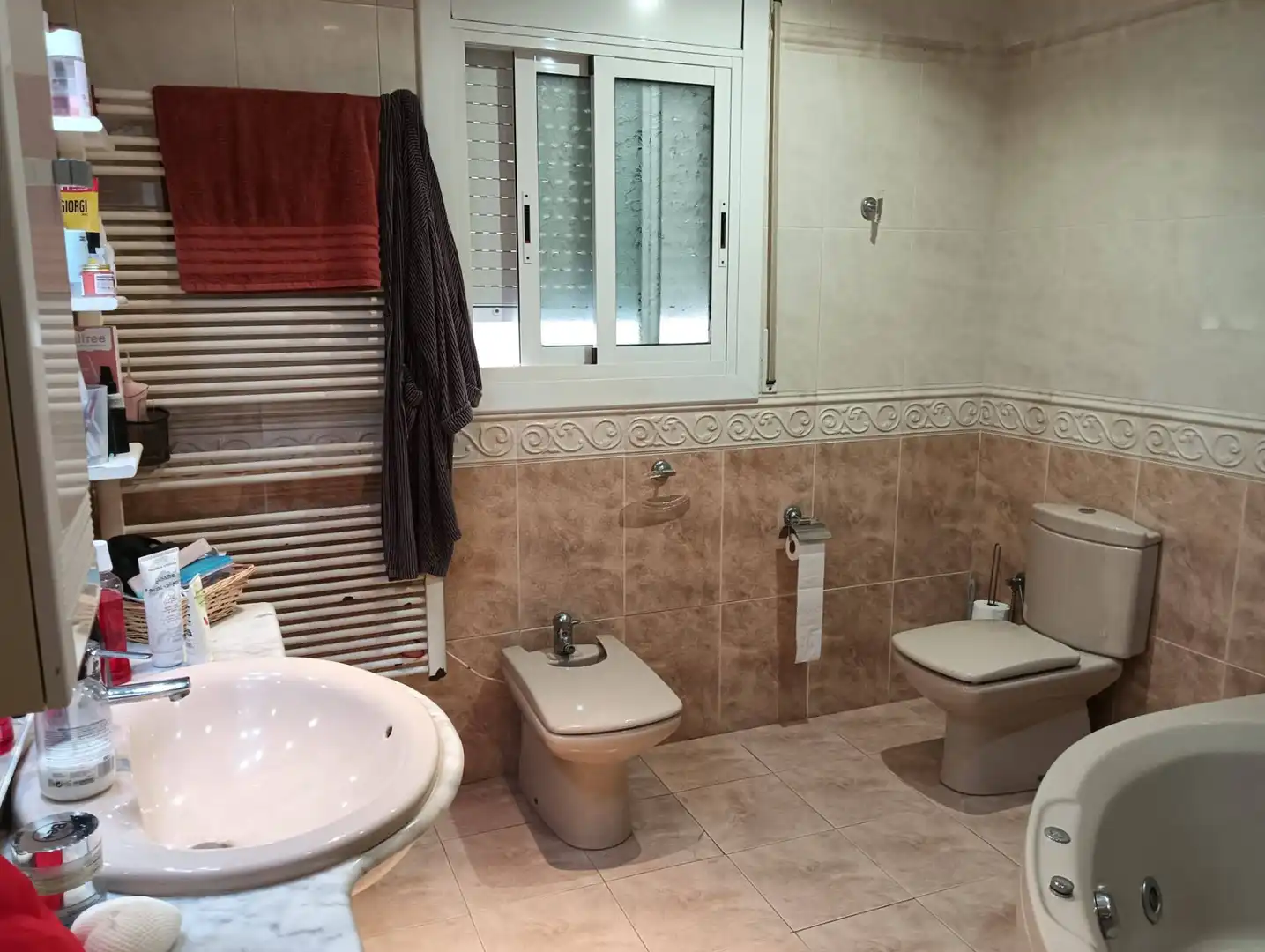 Baño de Casa adosada en venta en Vilanova i la Geltrú con Aire acondicionado, Calefacción y Jardín privado