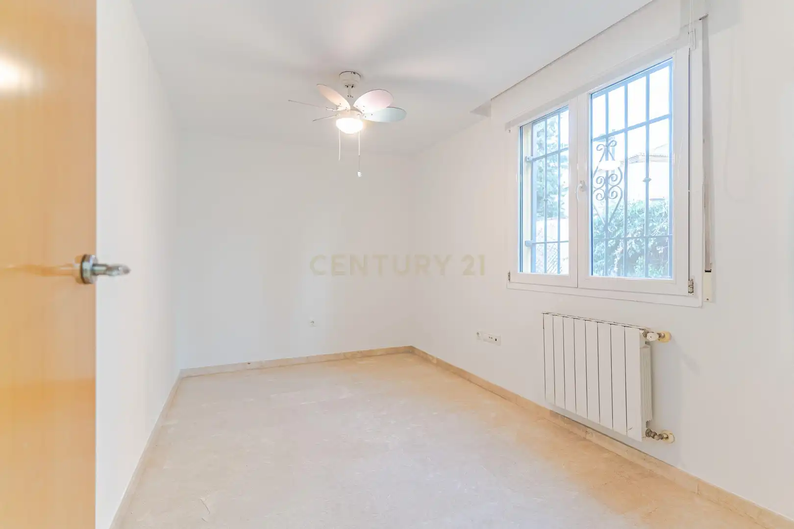 Dormitori de Casa adosada en venda en La Zubia amb Aire condicionat, Jardí privat i Traster