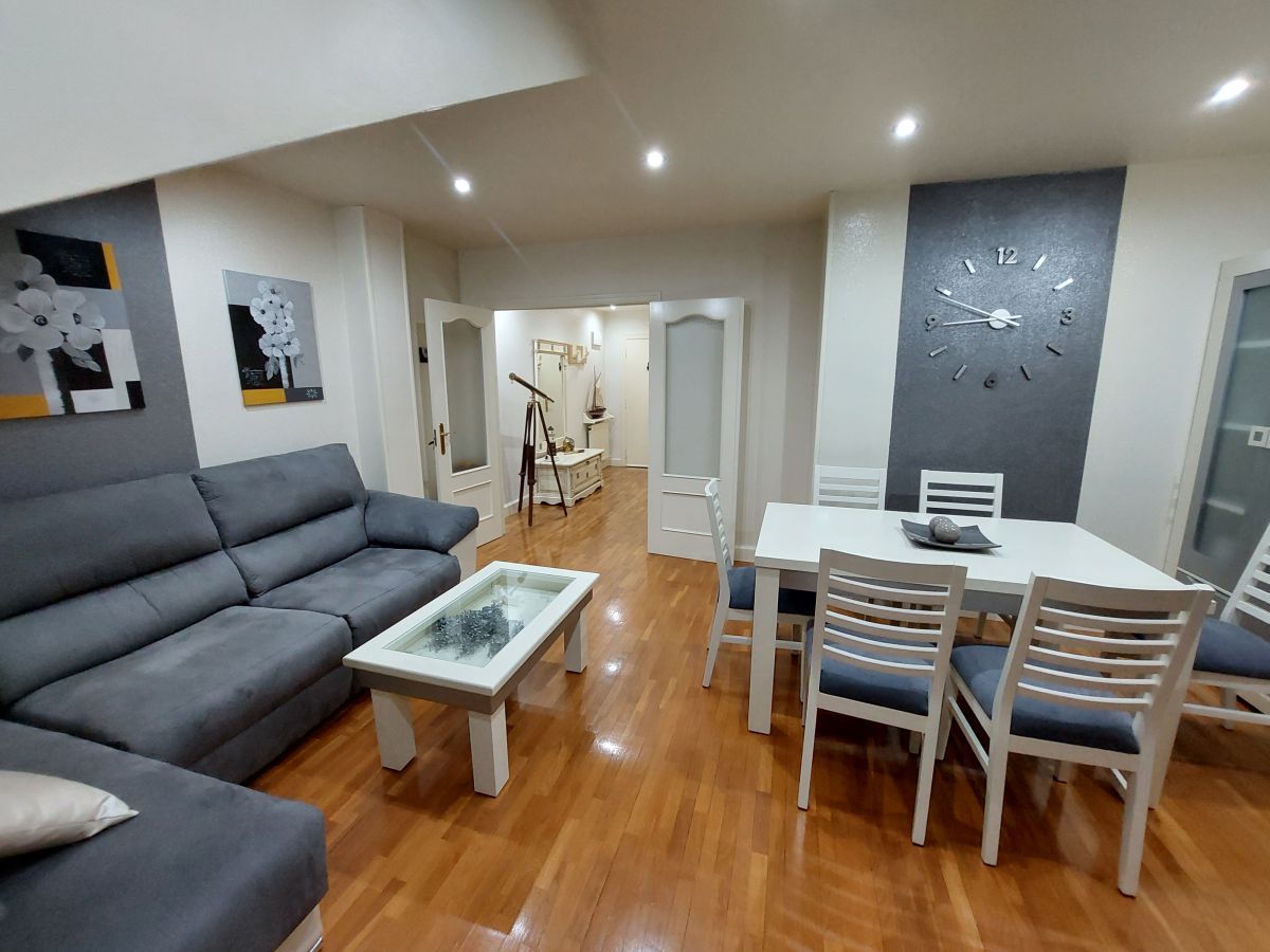 Sala d'estar de Pis en venda en Gijón  amb Calefacció, Parquet i Traster