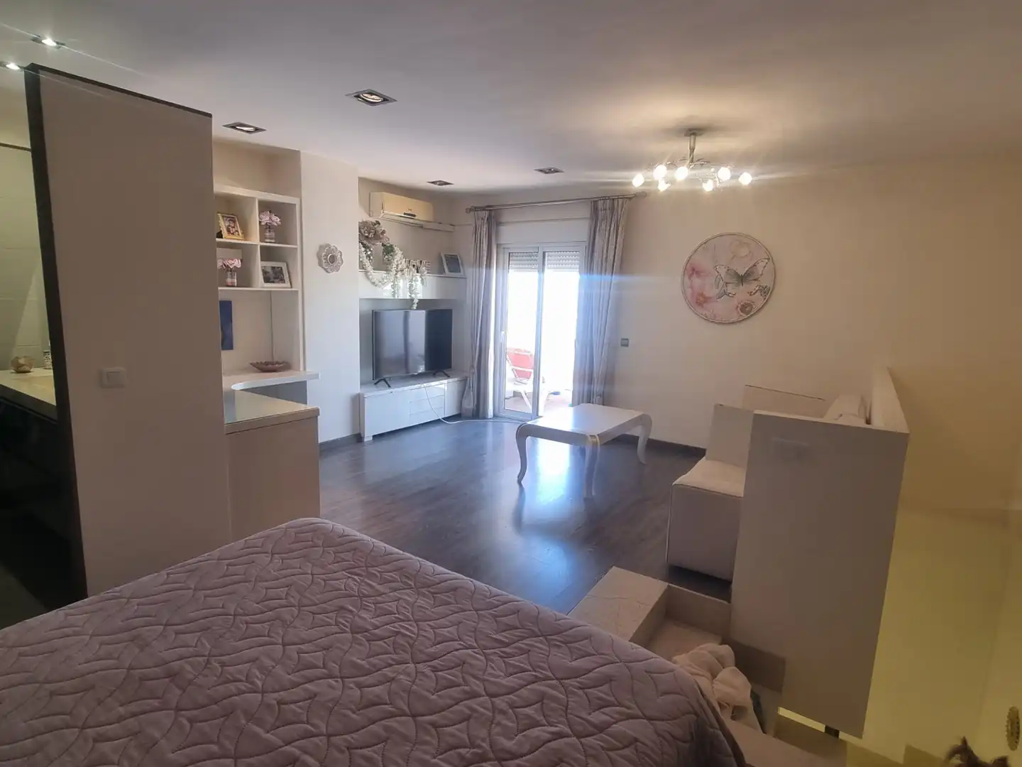 Wohnzimmer von Einfamilien-Reihenhaus zum Verkauf in Estepona mit Klimaanlage, Privatgarten und Terrasse