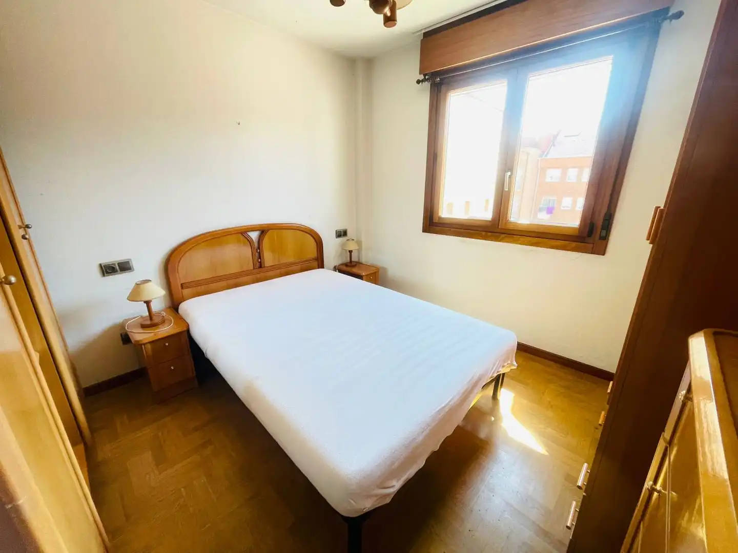 Dormitori de Apartament en venda en Gijón  amb Calefacció i Traster