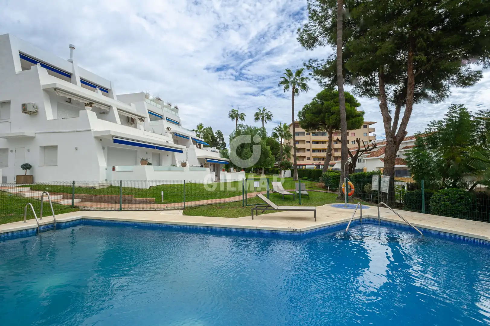 Vista exterior de Apartament en venda en Marbella amb Jardí privat, Traster i Piscina