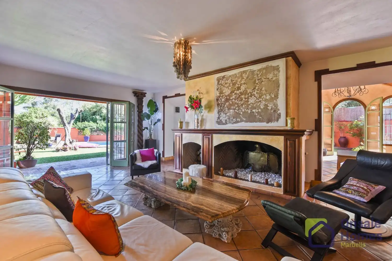 Sala d'estar de Casa o xalet en venda en Marbella amb Aire condicionat, Jardí privat i Terrassa