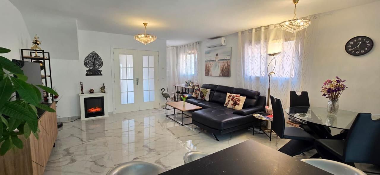 Sala d'estar de Casa adosada en venda en Torrevieja amb Aire condicionat, Terrassa i Moblat