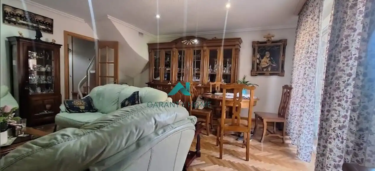 Sala d'estar de Casa adosada en venda en Las Rozas de Madrid amb Aire condicionat, Calefacció i Jardí privat