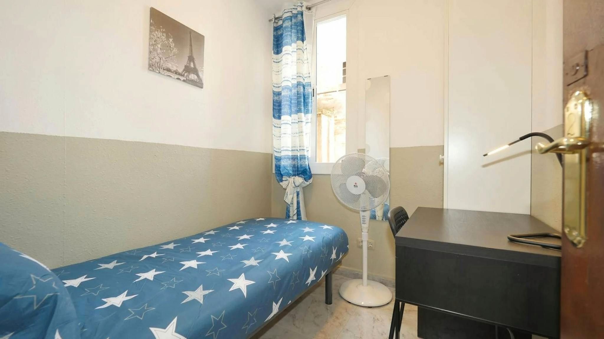 Bedroom of Flat to share in  Barcelona Capital  with Washing machine