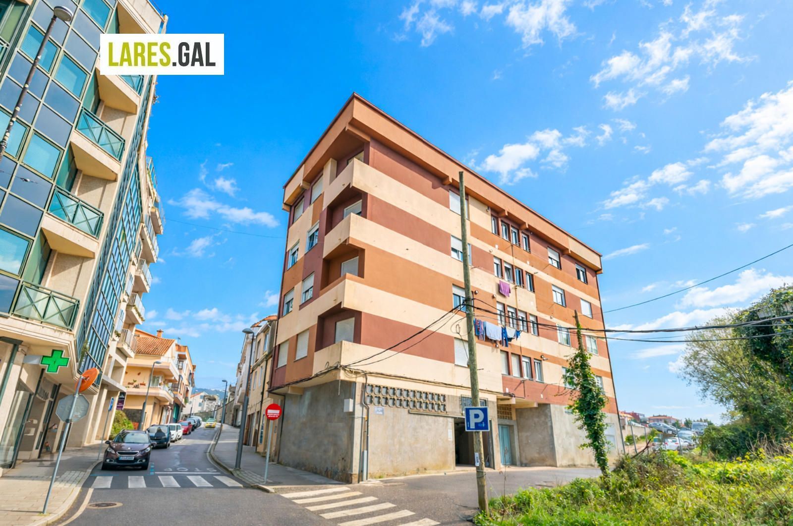 Vista exterior de Pis en venda en Cangas  amb Terrassa i Traster