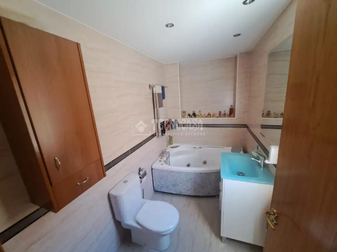 Baño de Casa adosada en venta en María de Huerva con Aire acondicionado, Calefacción y Jardín privado