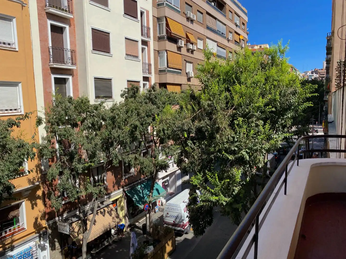 Außenansicht von Wohnung zur Miete in  Madrid Capital mit Balkon