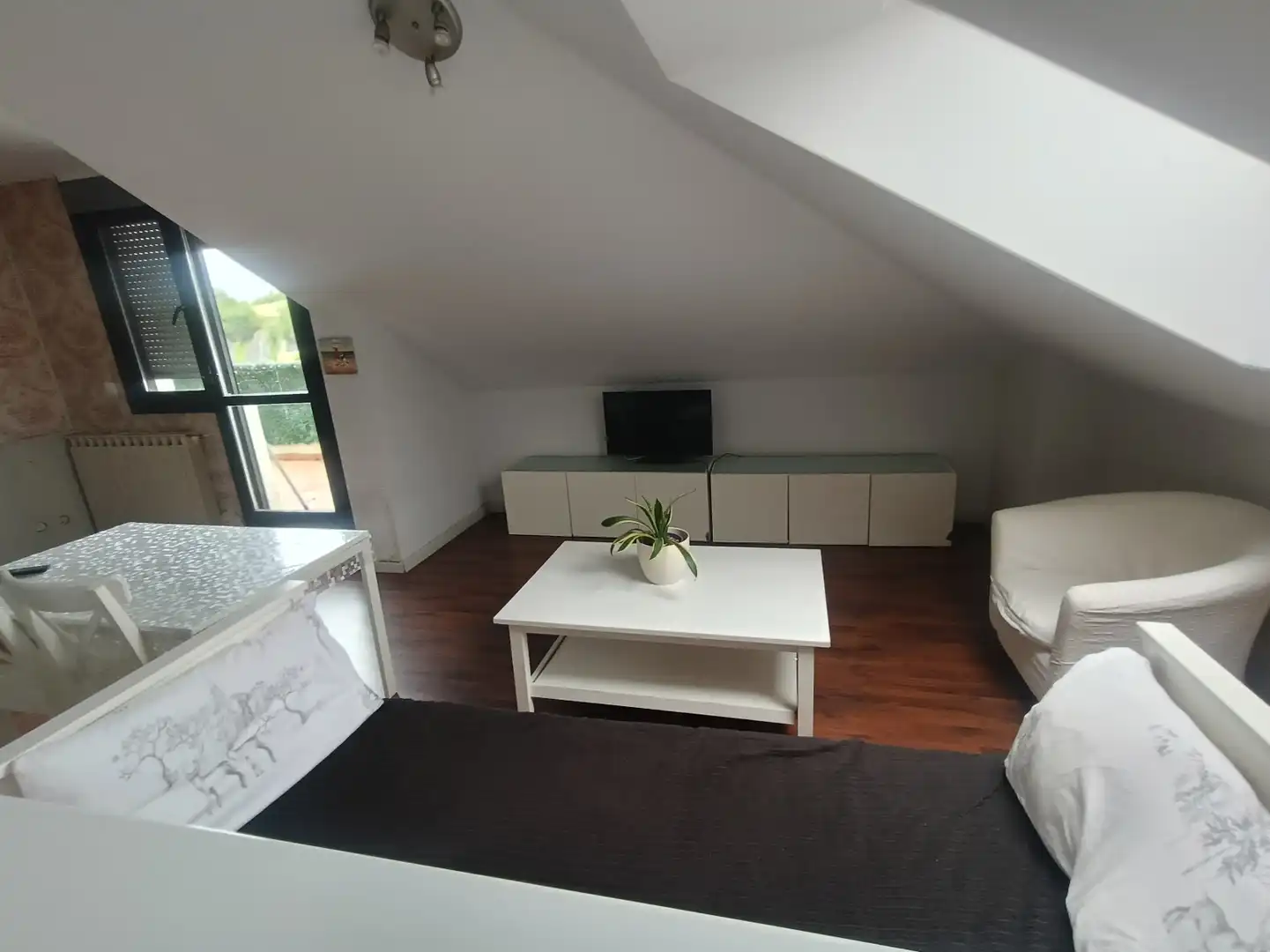 Wohnzimmer von Dachboden zum Verkauf in Cartes mit Heizung, Parkett und Terrasse