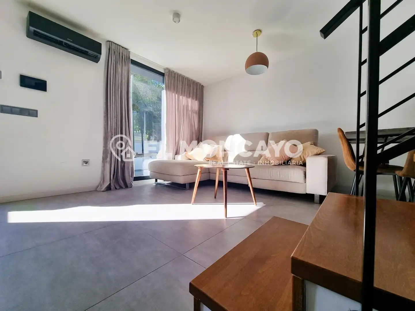 Wohnzimmer von Einfamilien-Reihenhaus zum Verkauf in Pilar de la Horadada mit Klimaanlage, Heizung und Privatgarten