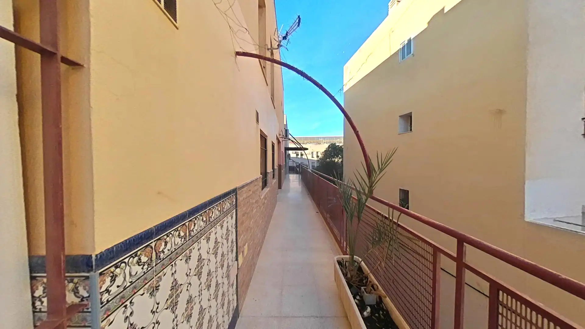 Vista exterior de Piso en venta en  Almería Capital con Balcón