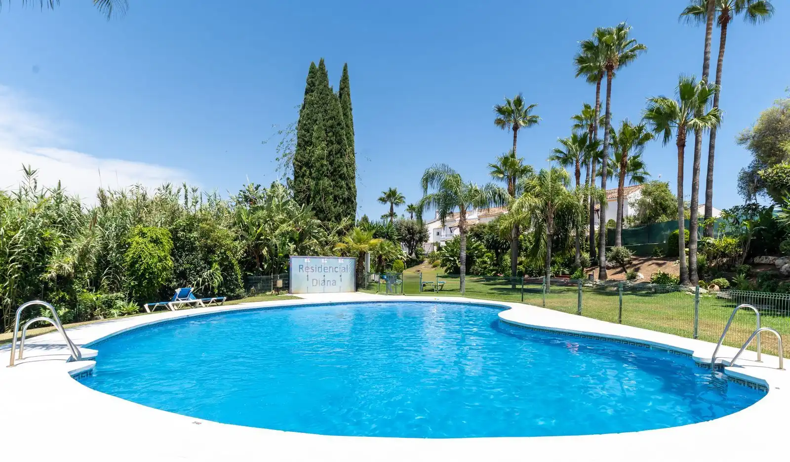Jardí de Casa adosada en venda en Estepona amb Aire condicionat, Terrassa i Traster
